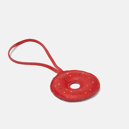 Skórzana zawieszka Donut TAKSUBA – czerwona z kolorową posypką, widok produktu z pętelką