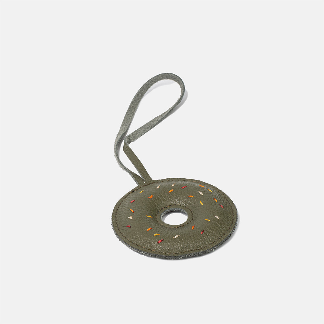 Skórzana zawieszka Donut TAKSUBA – oliwkowozielona z kolorową posypką, widok produktu z pętelką