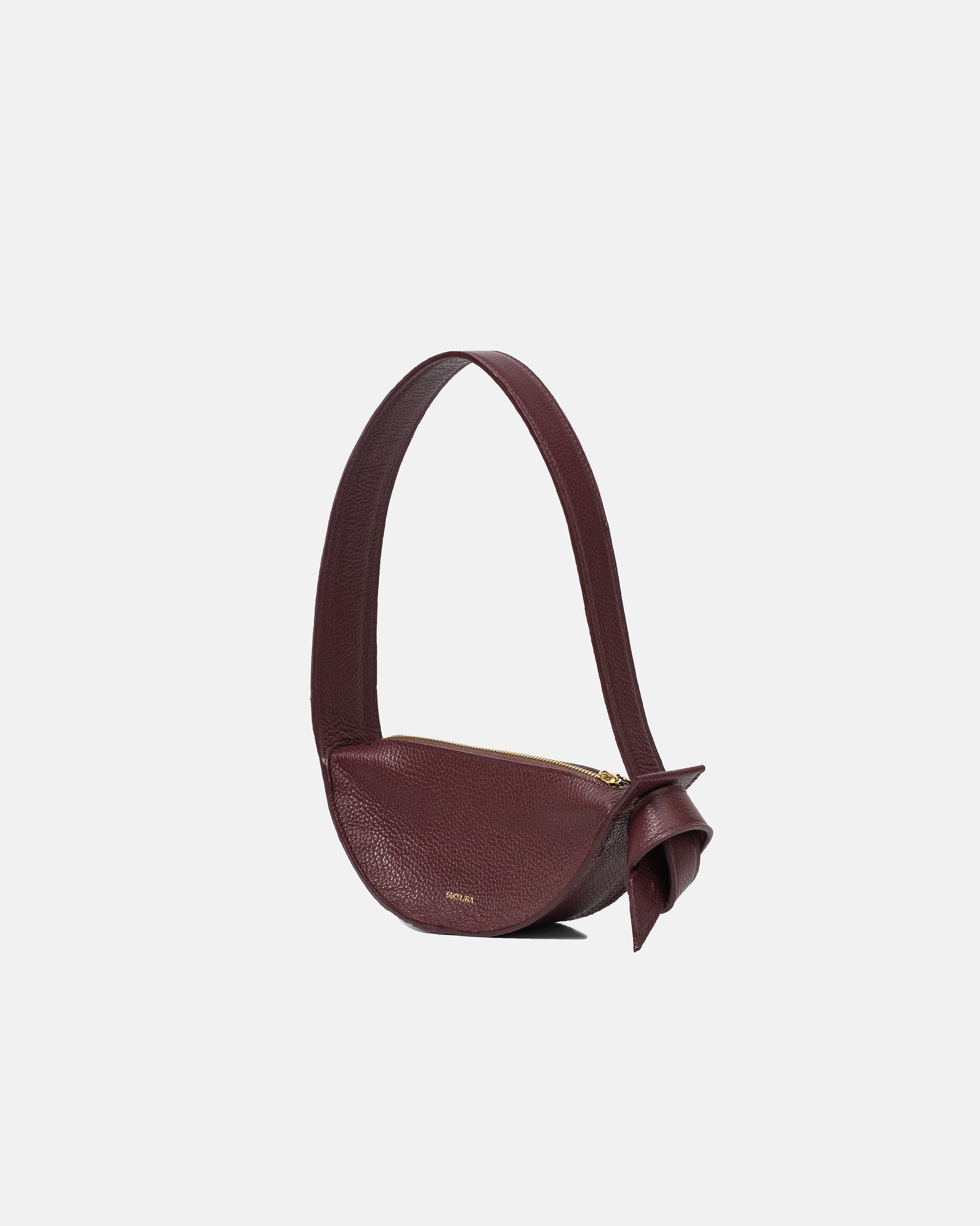 Skórzana torba damska Eclipse S w kolorze bordowym, widok pod kątem, prezentujący złoty zamek i elegancki detal kokardy