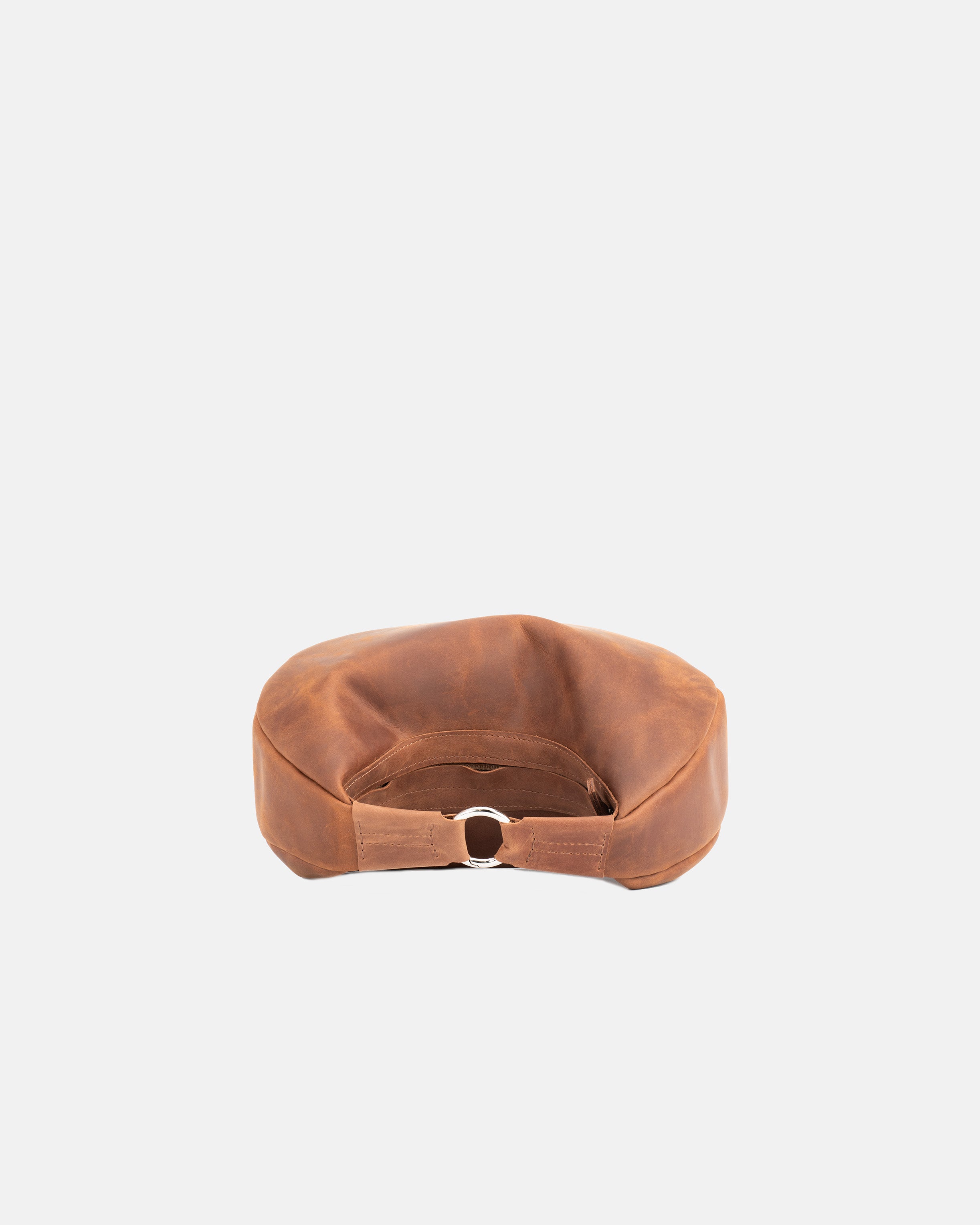 Torebka Hedera w kolorze brązu koniakowego, widok od spodu z metalowym pierścieniem