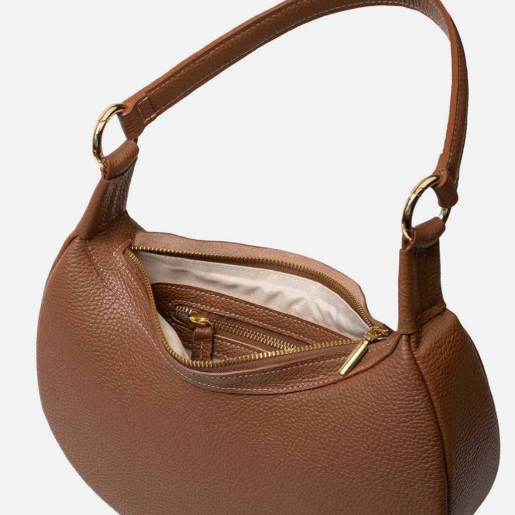 Brązowa skórzana torebka Hedera TAKSUBA z otwartą górą, widoczna jasna podszewka i wewnętrzna kieszeń na zamek