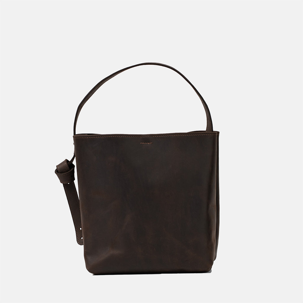 Ciemnobrązowa skórzana torebka shopper marki Taksuba z regulowanym paskiem i minimalistycznym fasonem