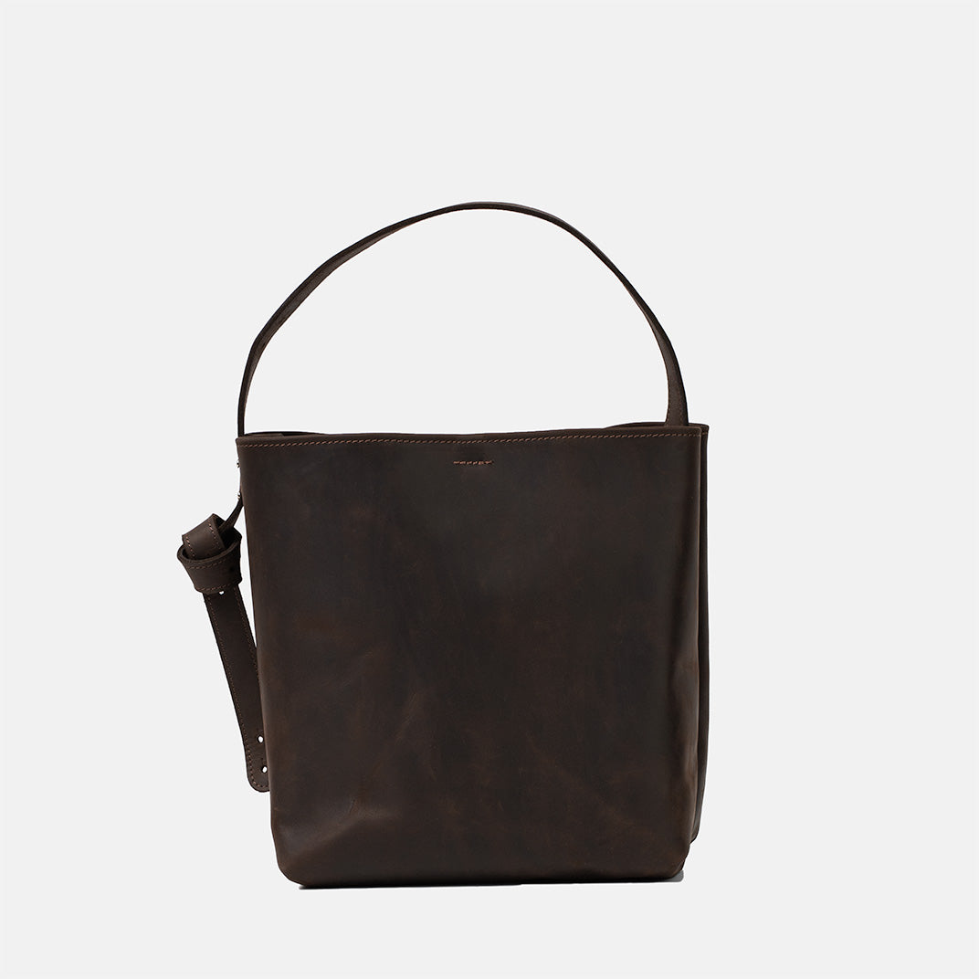 Ciemnobrązowa skórzana torebka shopper marki Taksuba z regulowanym paskiem i minimalistycznym fasonem