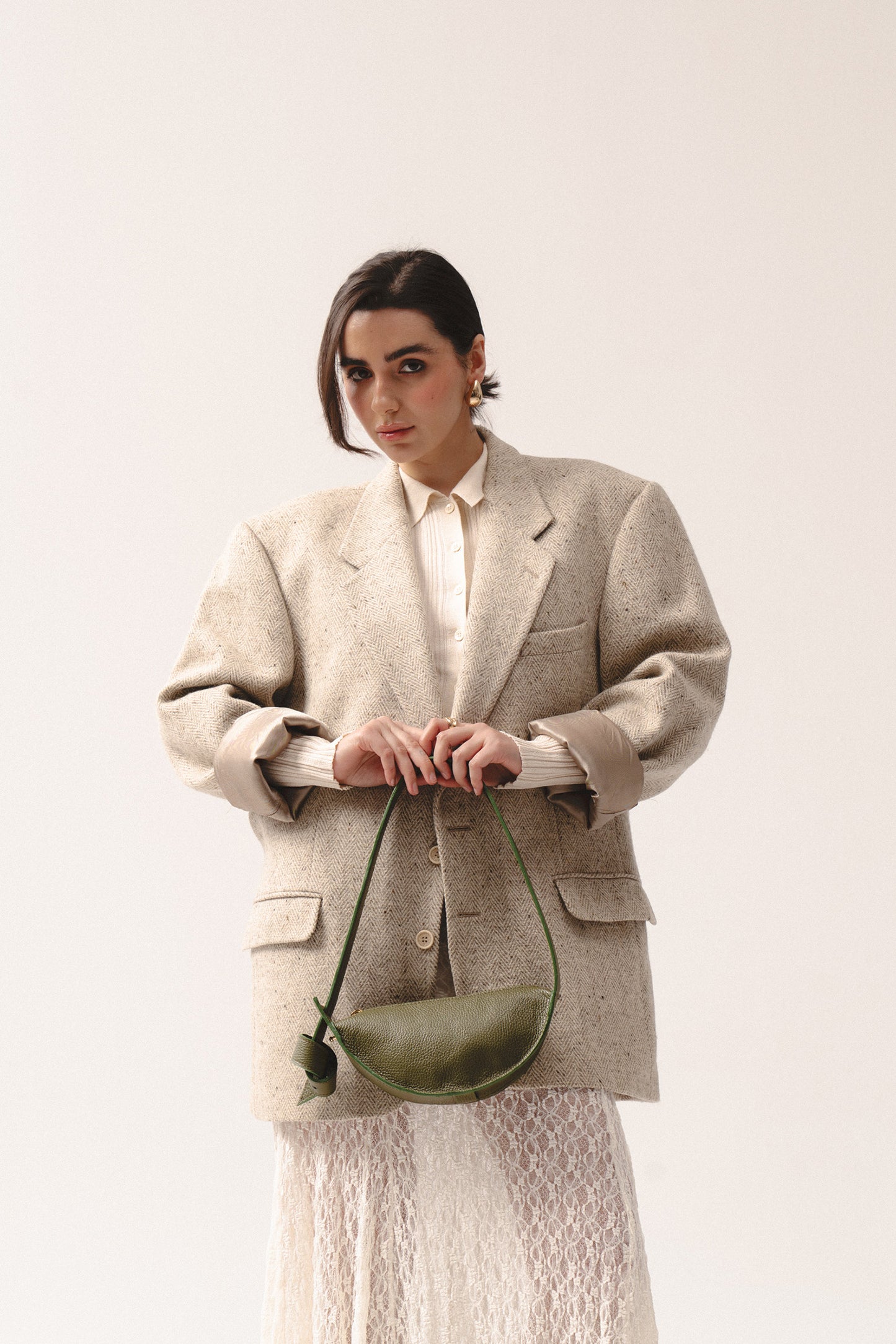 mała torebka skórzana na ramię oliwkowozielona – small crescent olive green leather bag with adjustable strap and knot detail