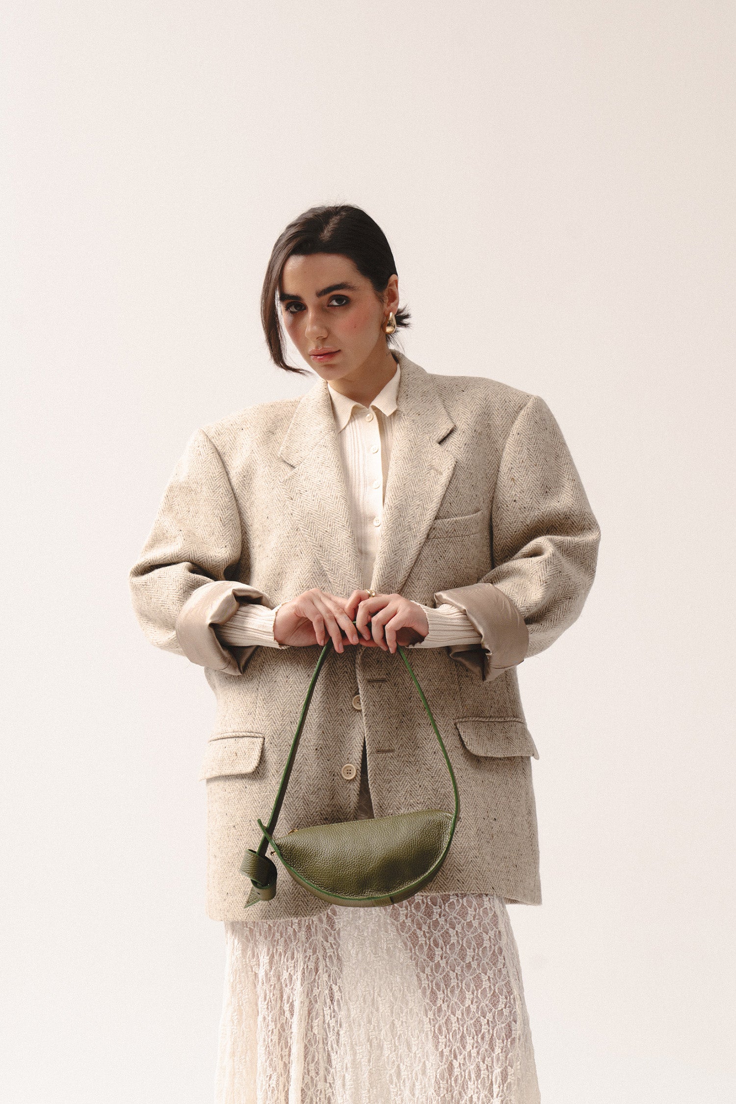 mała torebka skórzana na ramię oliwkowozielona – small crescent olive green leather bag with adjustable strap and knot detail