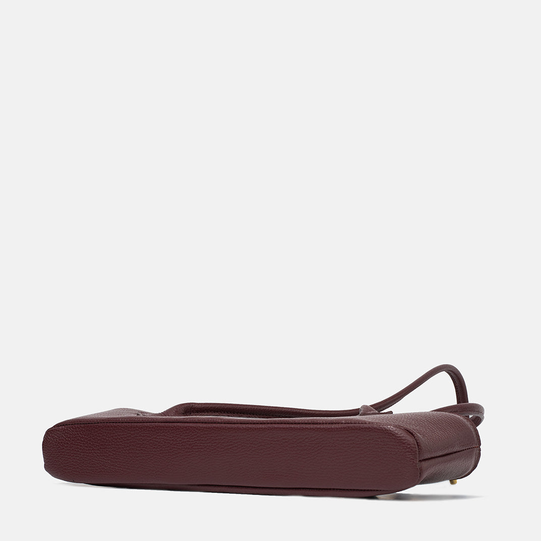 Skórzana torebka Teckelete w kolorze bordowym widok od spodu z zaokrągloną podstawą marki Taksuba