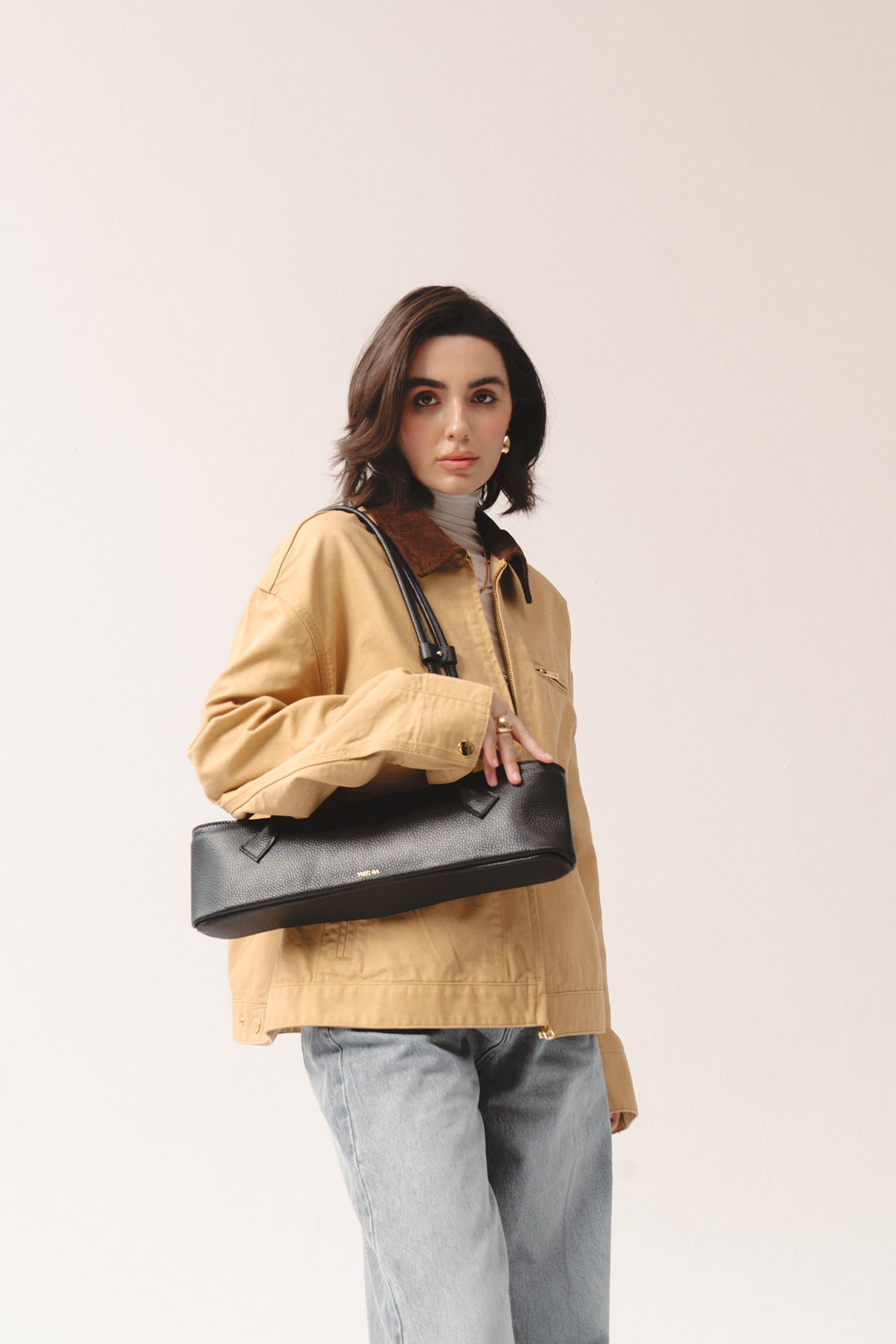 torebka-teckelete-czarna-do-reki-elegancka