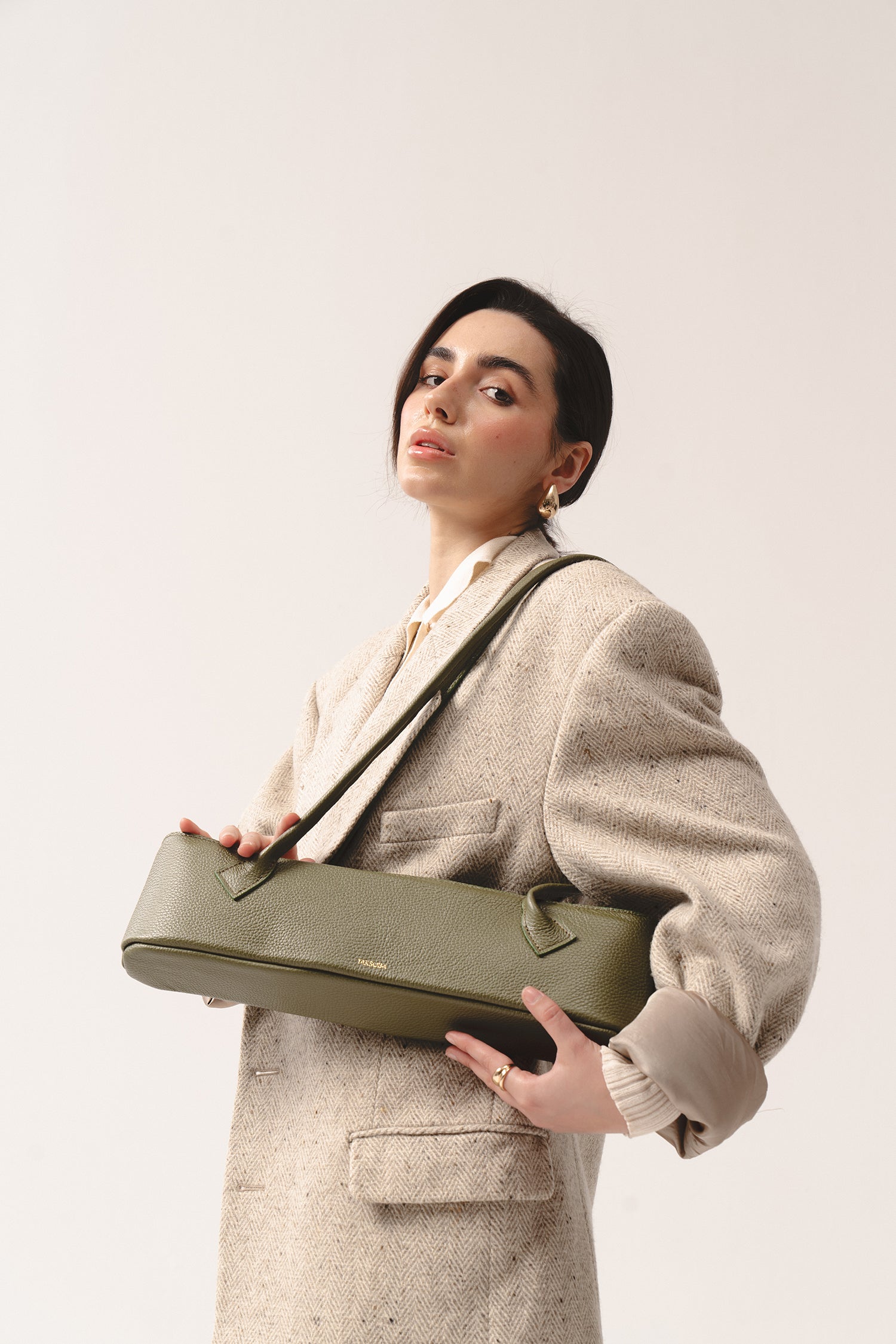 Zielona torebka Teckelete skórzana w eleganckiej stylizacji z wełnianym płaszczem