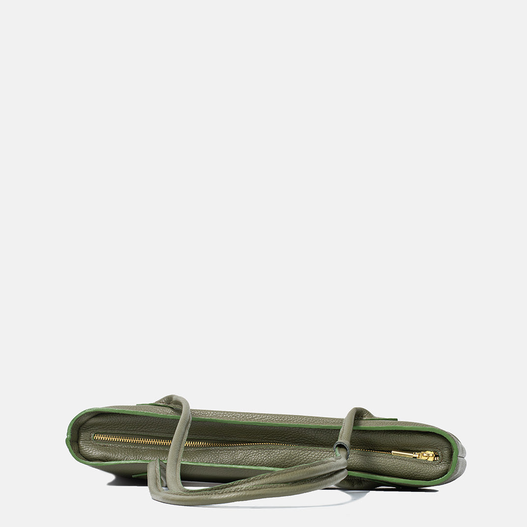 Widok z góry na zieloną torbę skórzaną damską – zamknięcie na zamek błyskawiczny i eleganckie rączki