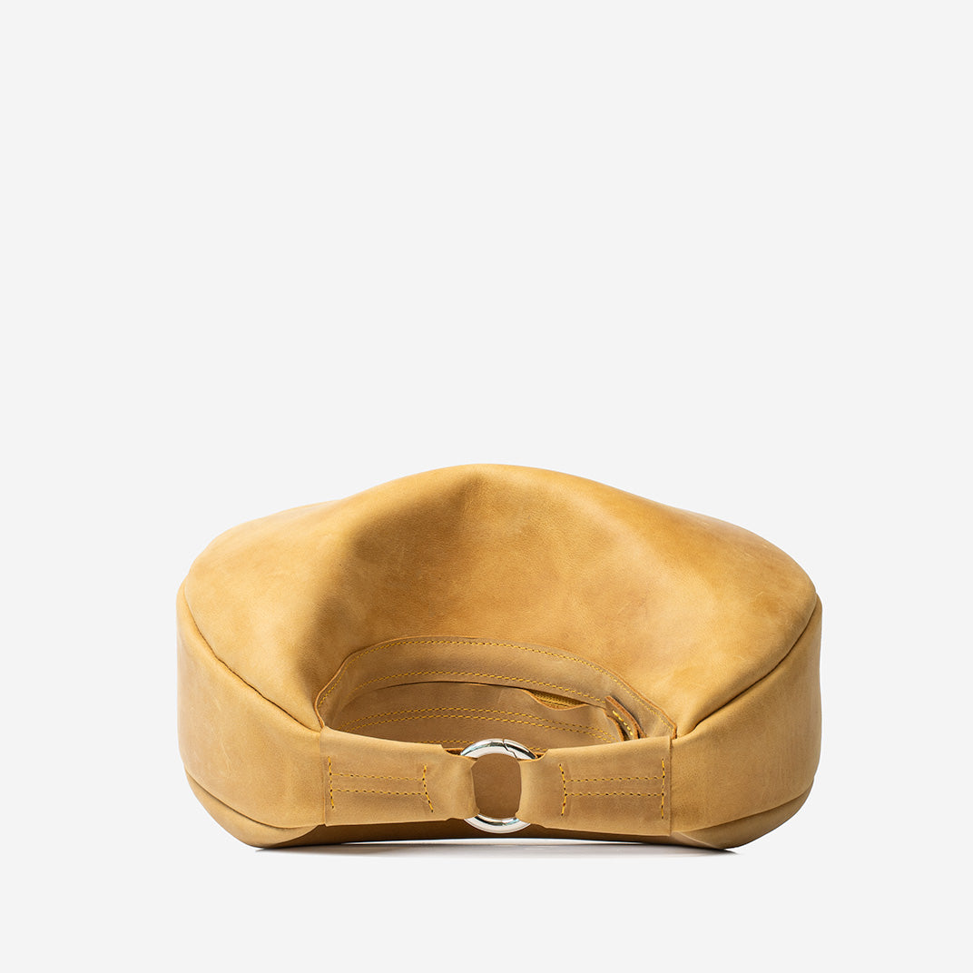 Żółta skórzana torebka Hedera, widok od spodu z metalowym pierścieniem