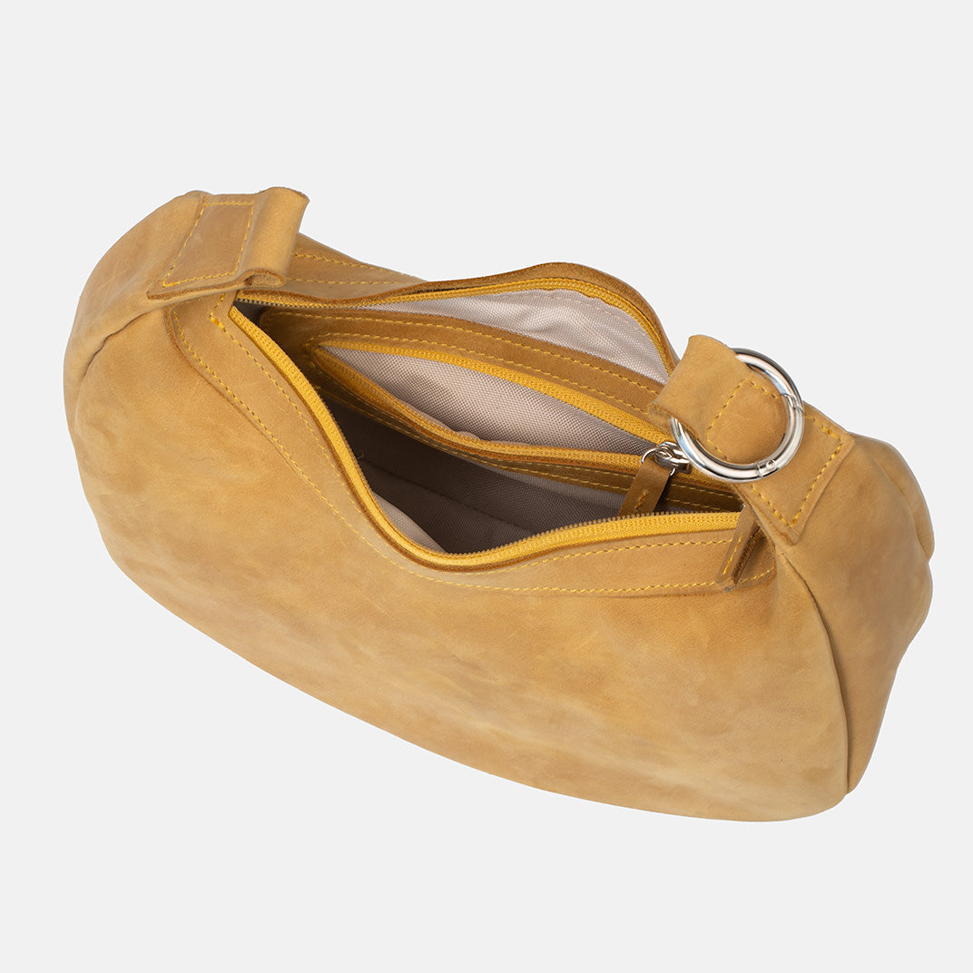 Żółta skórzana torebka Hedera, widok z góry na otwarte wnętrze